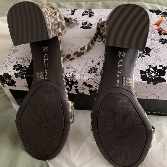 Leopard sandals, metallic gold by  CL Laundry-new - Picture 5 of 9